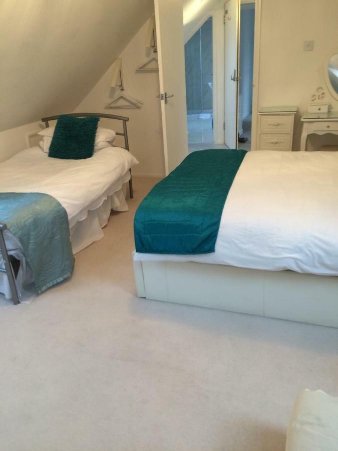 Number Forty One Bed and Breakfast Hillingdon Esterno foto