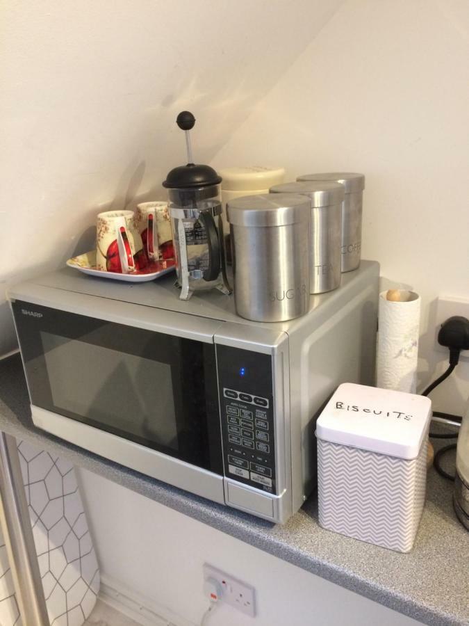 Number Forty One Bed and Breakfast Hillingdon Esterno foto