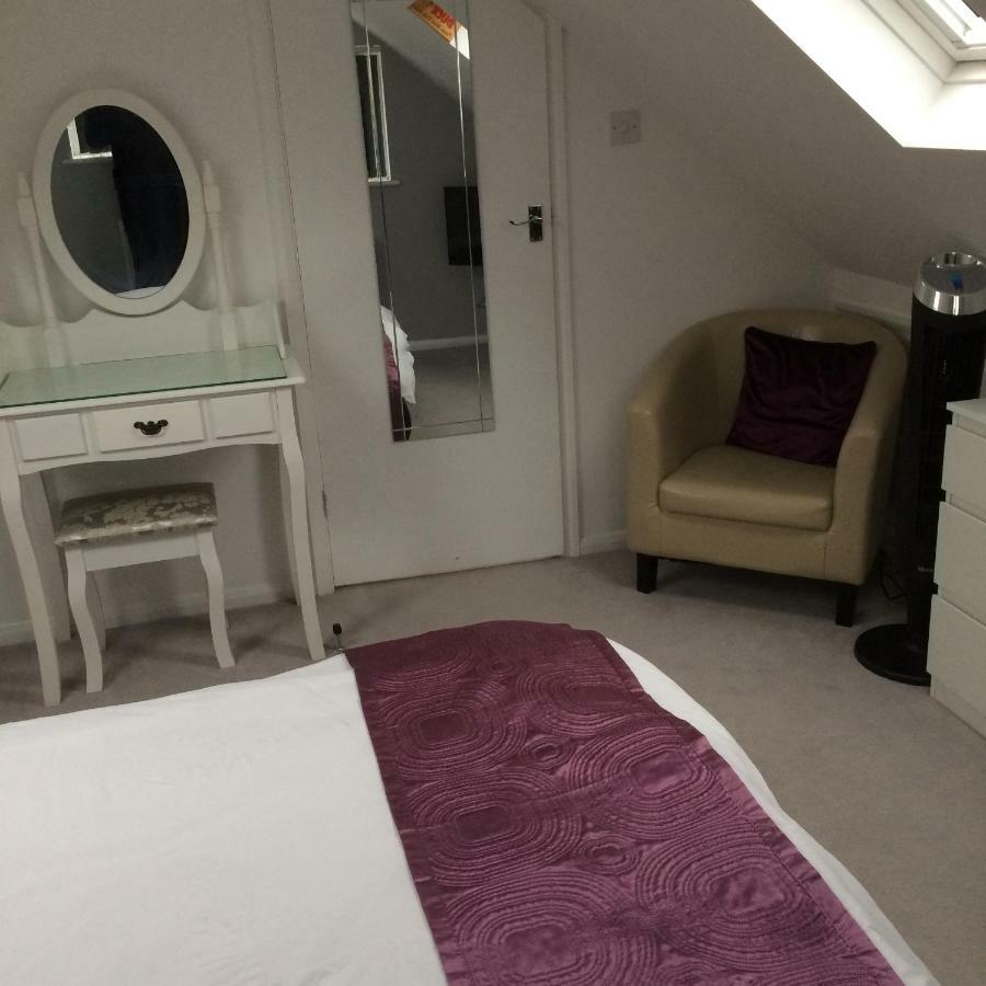 Number Forty One Bed and Breakfast Hillingdon Esterno foto