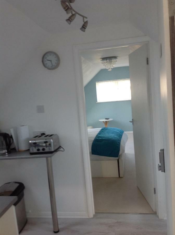 Number Forty One Bed and Breakfast Hillingdon Esterno foto
